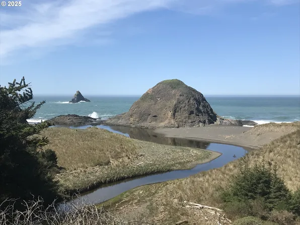 690 King St #3, Pt Orford, OR 97465