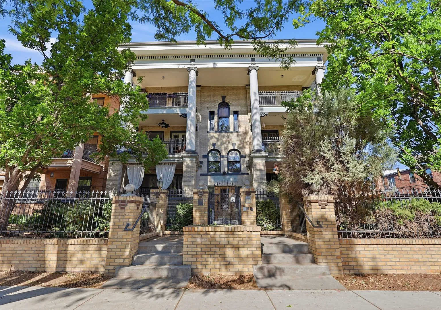 1 bed 1 bath Condo in Downtown Denver Capital Hill! — Photo 1