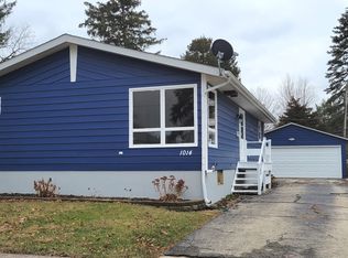 1014 Charles St, Aurora, IL 60506