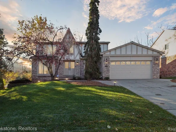 1009 Valley Stream Dr, Rochester Hills, MI 48309