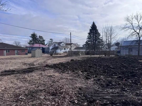 732 N Sycamore St, Monticello, IA 52310