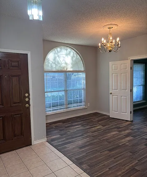 1300 Rosewood Ln — Photo 2