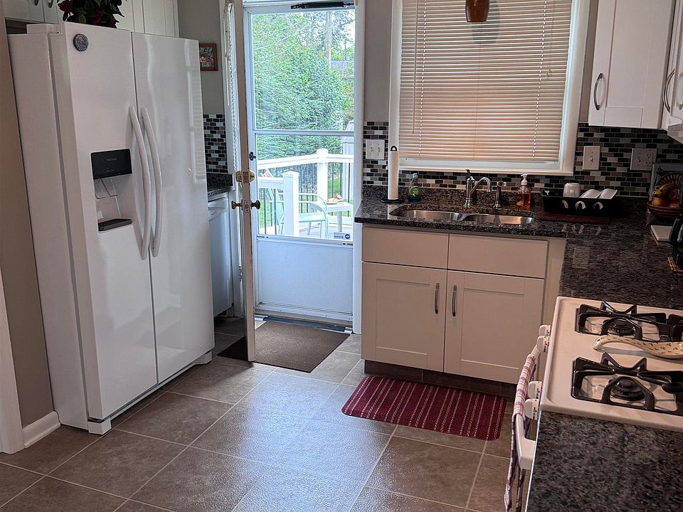 2nd image of 613 Edgemoor Dr
