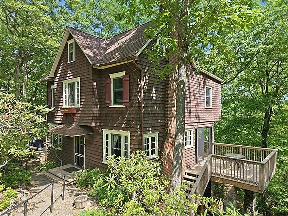 2nd image of 90 Oak Ln