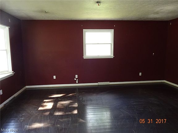 4th image of 9921 Fremont Dr