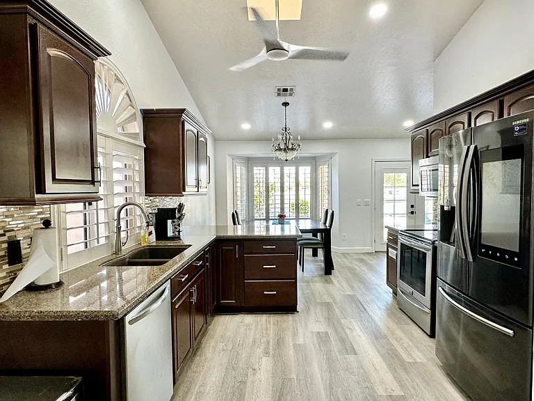 1020 E Hearne Way — Photo 7