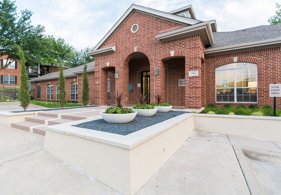 1st image of 1701 Park Central Dr APT 1003