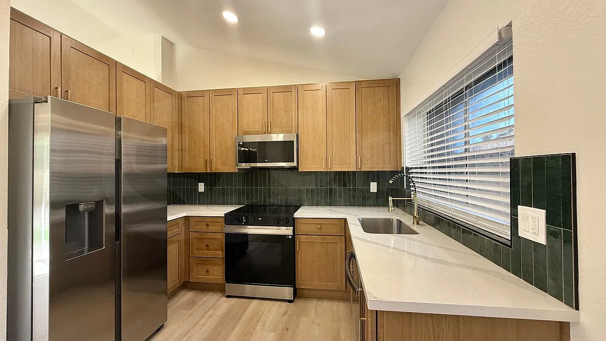3 bed, 2.0 bath, 1054 sqft, $2,149 — Photo 4