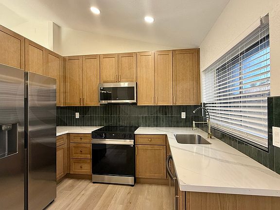 4th image of 18426 N 19th St