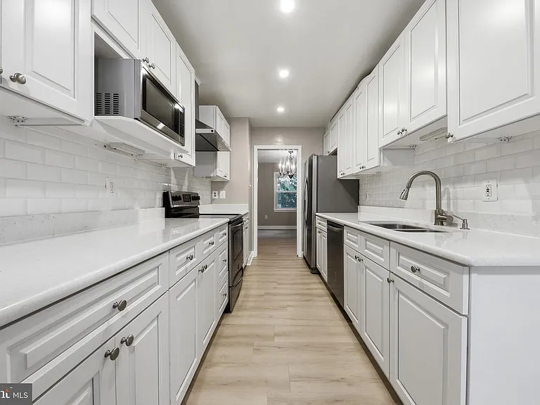 7817 Heatherton Ln — Photo 10