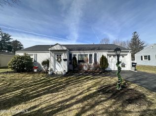 9 Carlton Dr, Queensbury, NY 12804