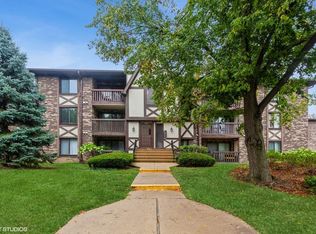 525 Cumnor Rd APT 105, Westmont, IL 60559