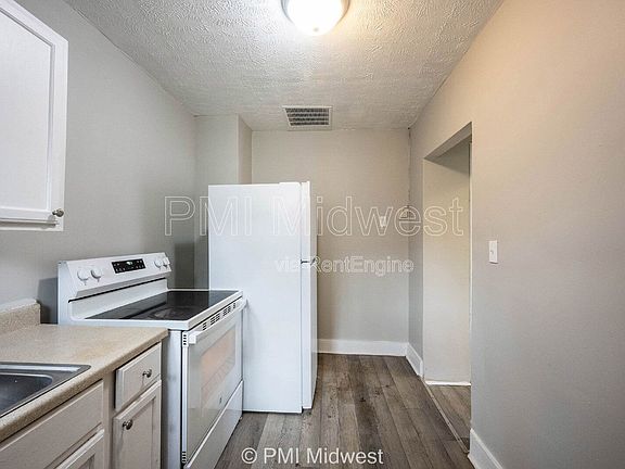 5th image of 2930 N Dearborn St #B