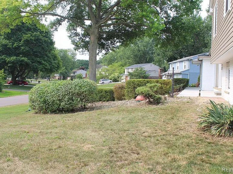 7246 Saint Auburn Dr — Photo 6