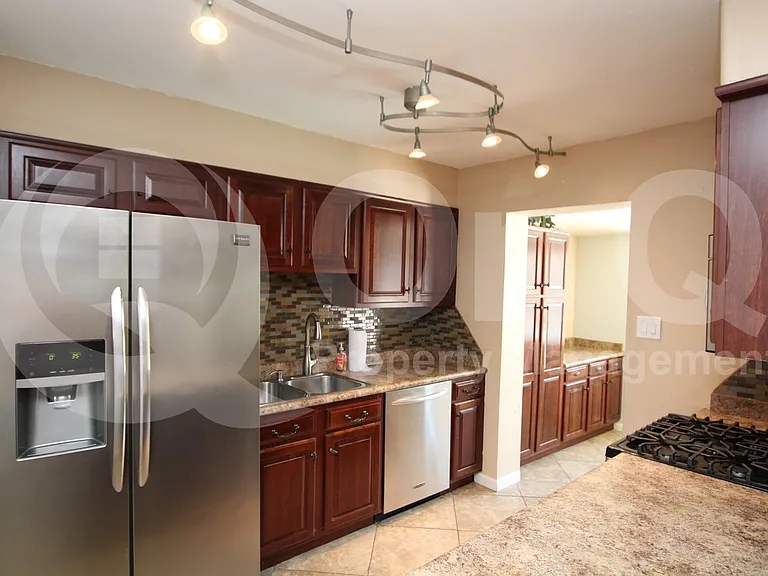 425 E Continental Dr — Photo 2