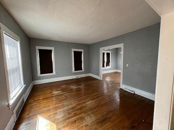 5th image of 2930 Searles Ave