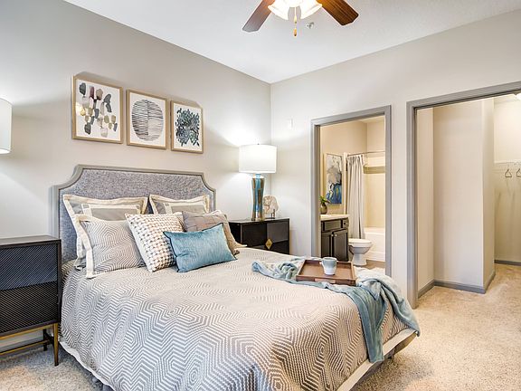 Large Bathroom with Ensuite Bathroom