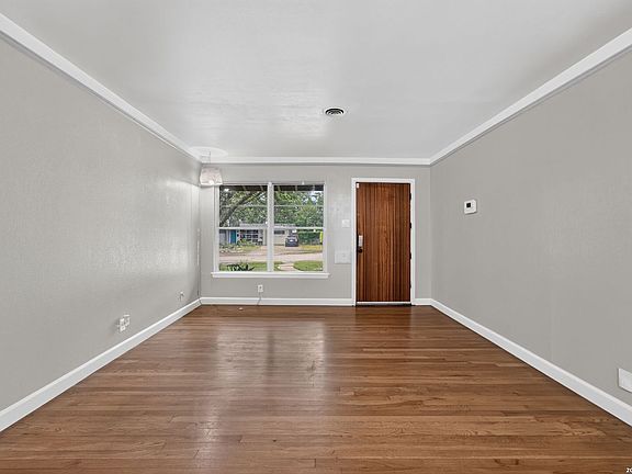 5th image of 423 CRAIGMONT LN