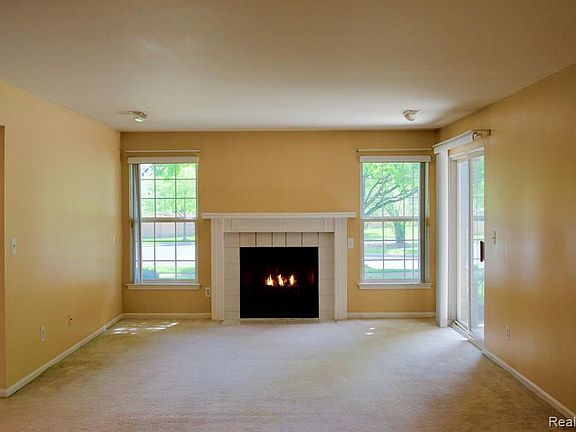 4th image of 4783 Berkshire Dr
