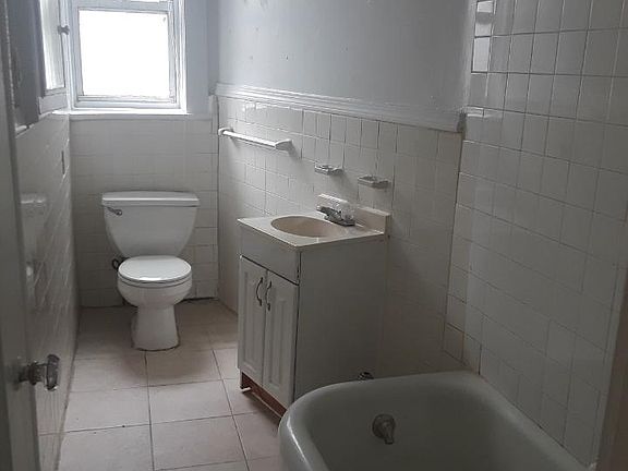 4th image of 11 Caryl Ave