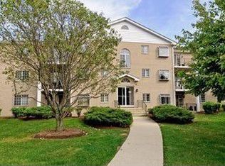 1258 Chalet Rd APT 302, Naperville, IL 60563