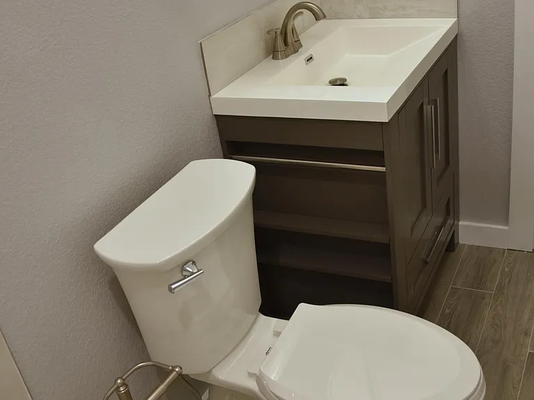 More upstairs bathroom. Notice pedestal toilet roll holder.