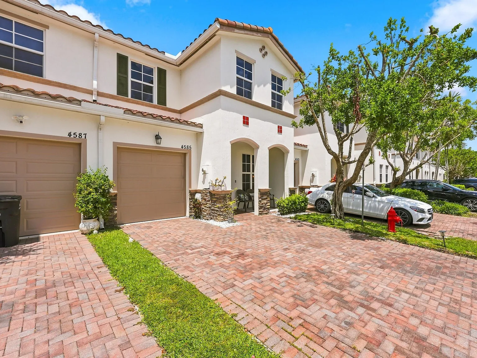 3 bed, 2.5 bath, 1806 sqft, $3,200 — Photo 3