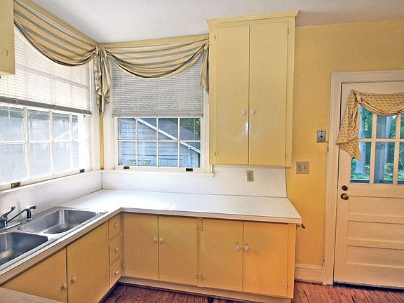 4th image of 2535 Country Club Ln
