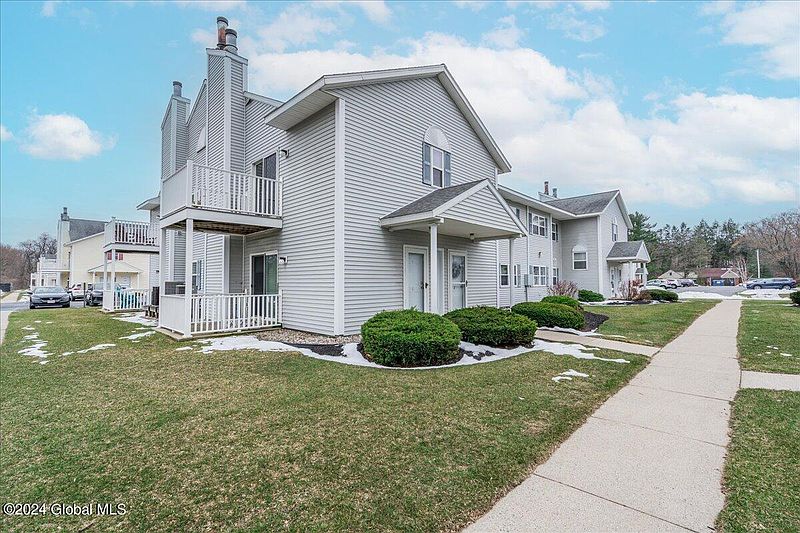 2nd image of 902 Cambridge Manor Drive