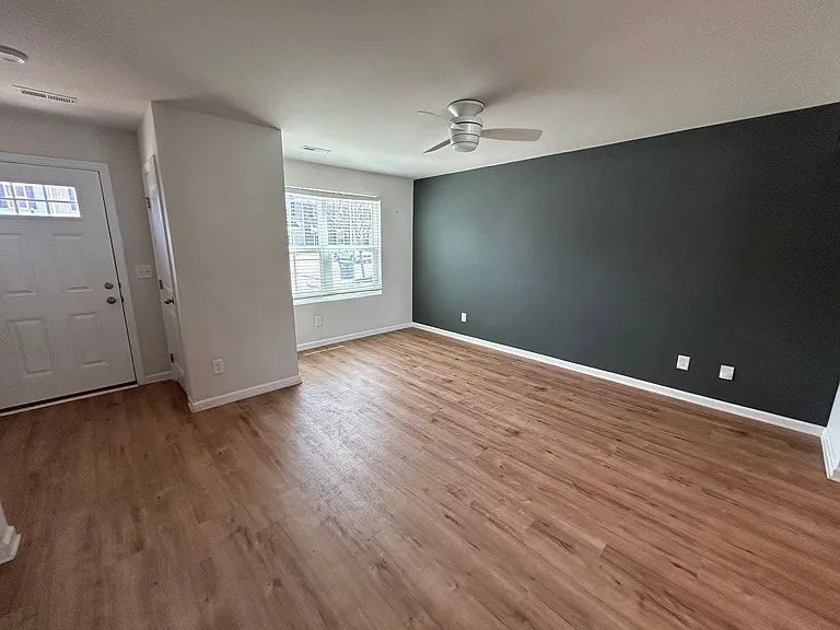 525 Hampton Townes Dr — Photo 3