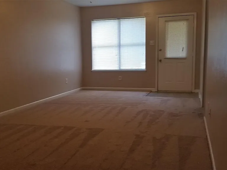1715 Hazelwood St — Photo 2