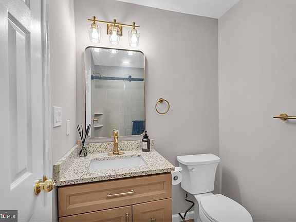 5th image of 20 Oleander Ct