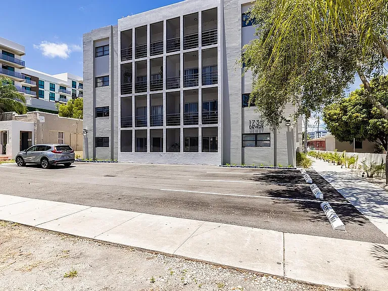 1735 Dewey St #201 — Photo 14