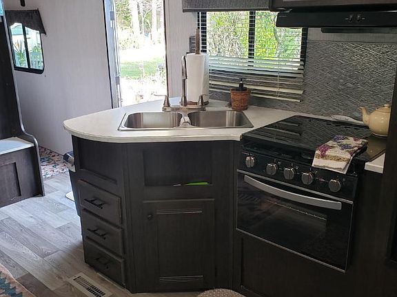 5th image of 10020 Heckscher Dr