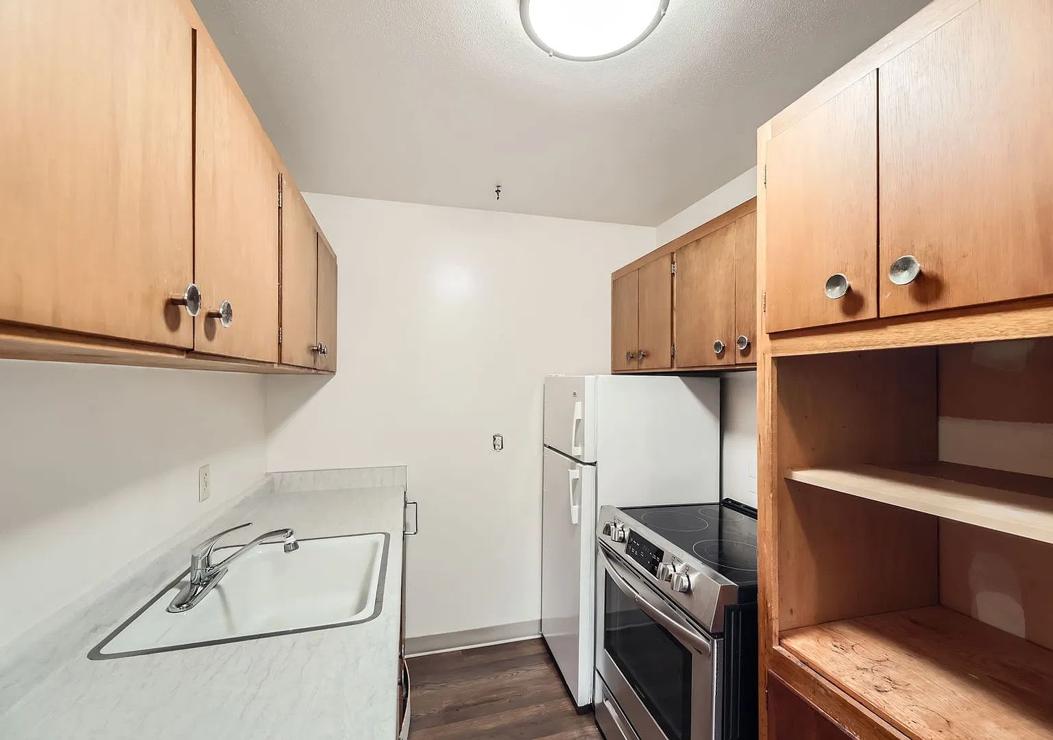 Shangri-la Apartments — Photo 2