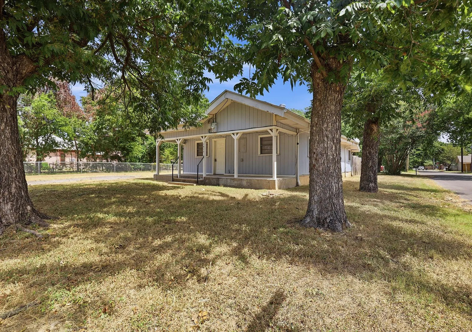 Cute in Cleburne — Photo 1