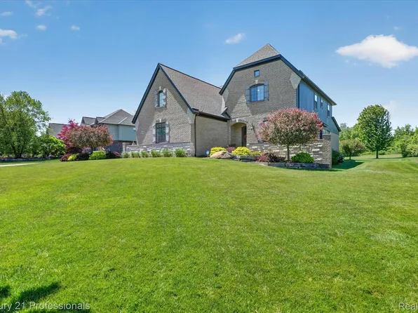 2212 Heidi Dr, Oxford, MI 48370