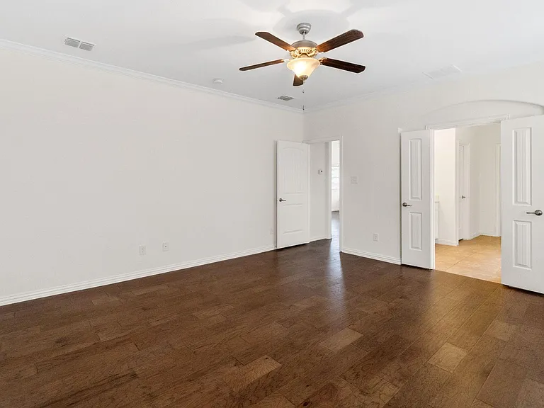 1705 Medina Ln — Photo 10