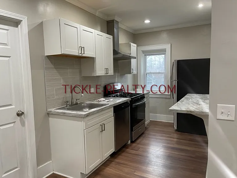 Upper Monroe - All Utilities Included — Photo 18