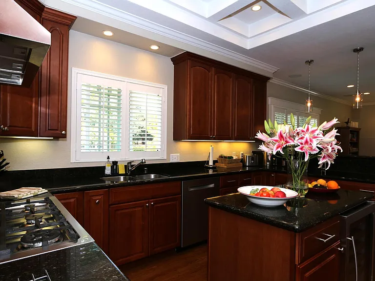 2050 Brewster Ave — Photo 8
