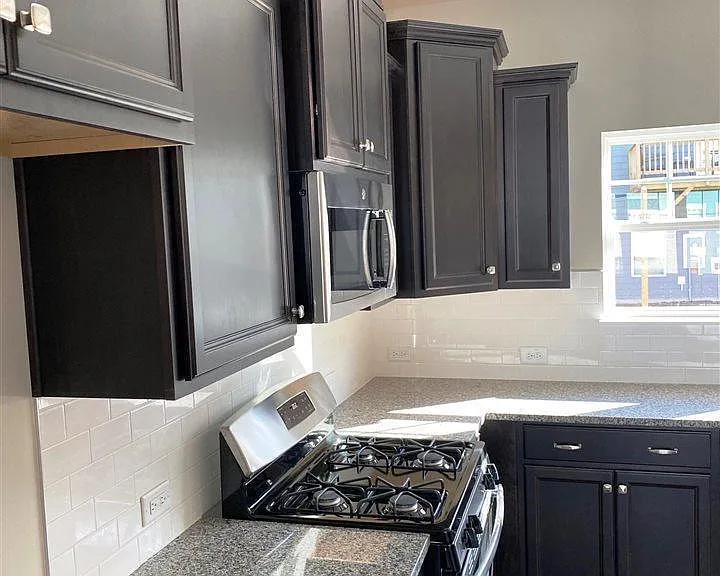 1013 Larabee Ln — Photo 8