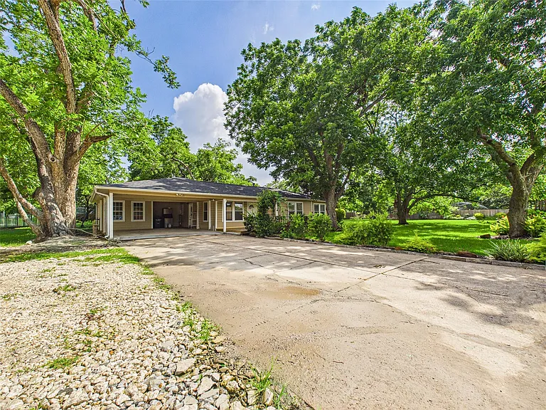 1922 Abilene St — Photo 3