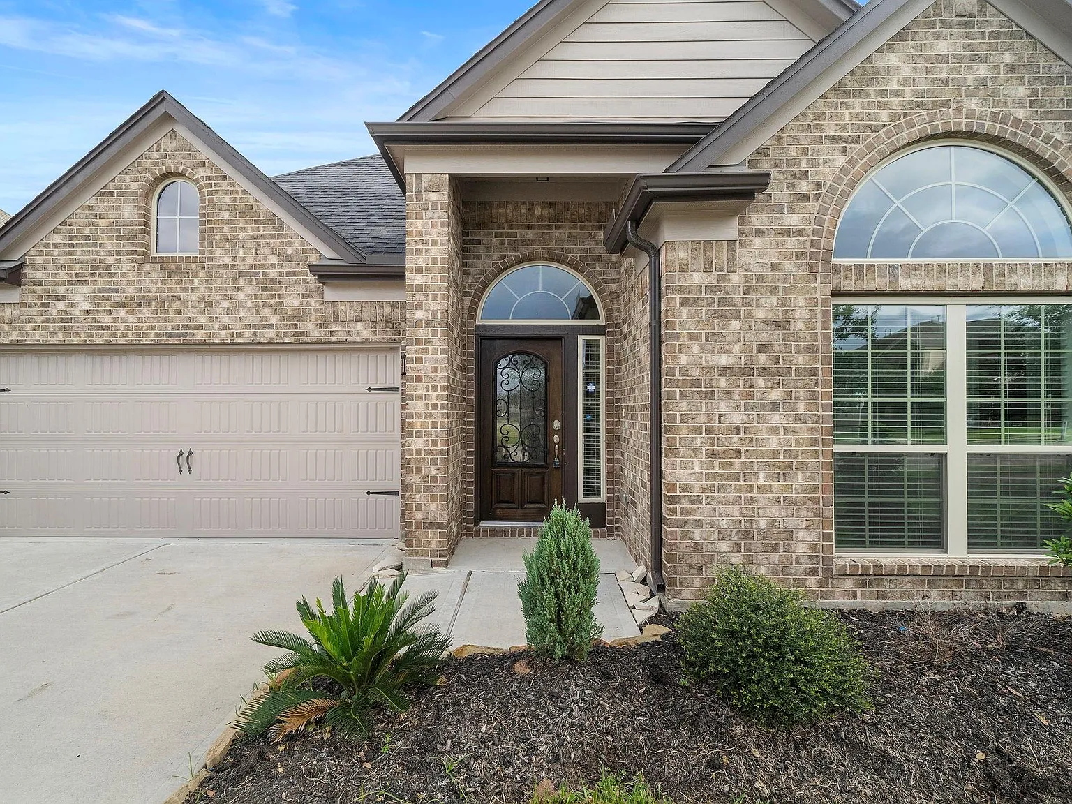 4 bed, 3.0 bath, 2076 sqft, $2,400 — Photo 4