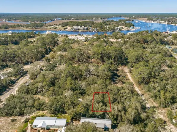 606 6th St SE, Carrabelle, FL 32322