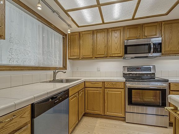 4th image of 2737 SE Sunflower Ct