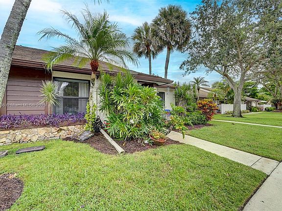 3rd image of 3324 Carambola Cir S