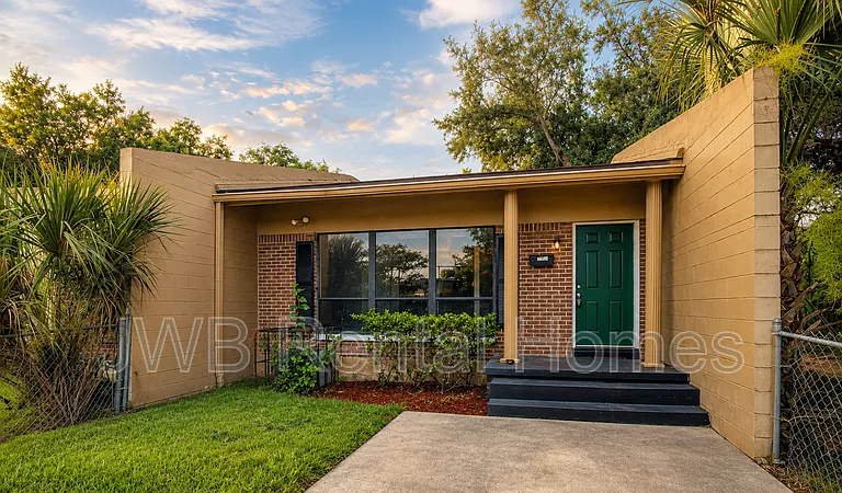 226 Spruce St — Photo 1