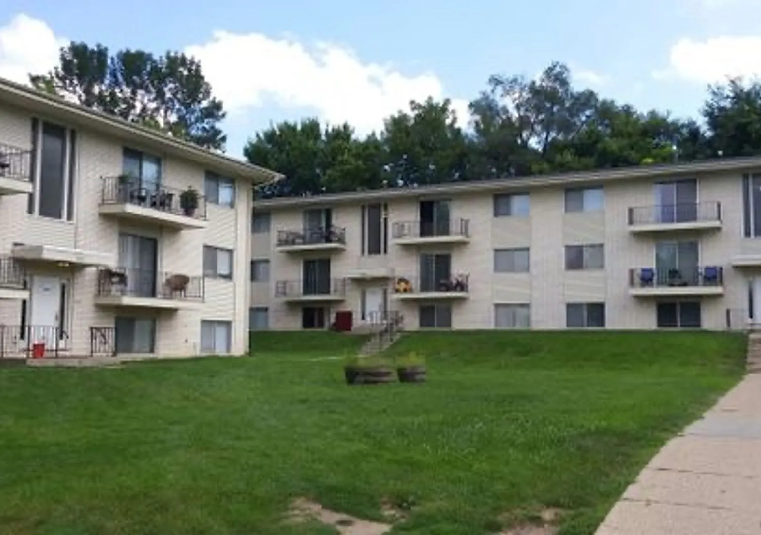 Rocklyn Court Apartments — Photo 1