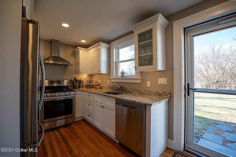 5th image of 399 Elsmere Avenue