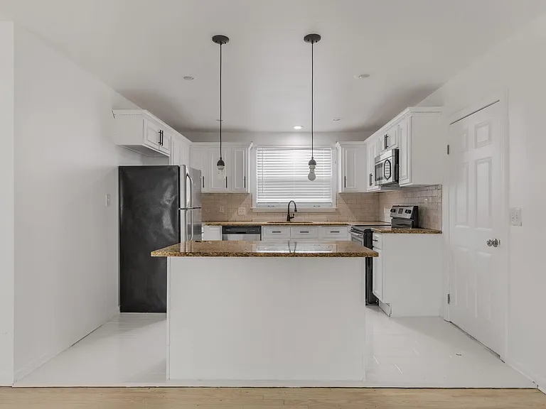 425 Perkins Dr — Photo 1